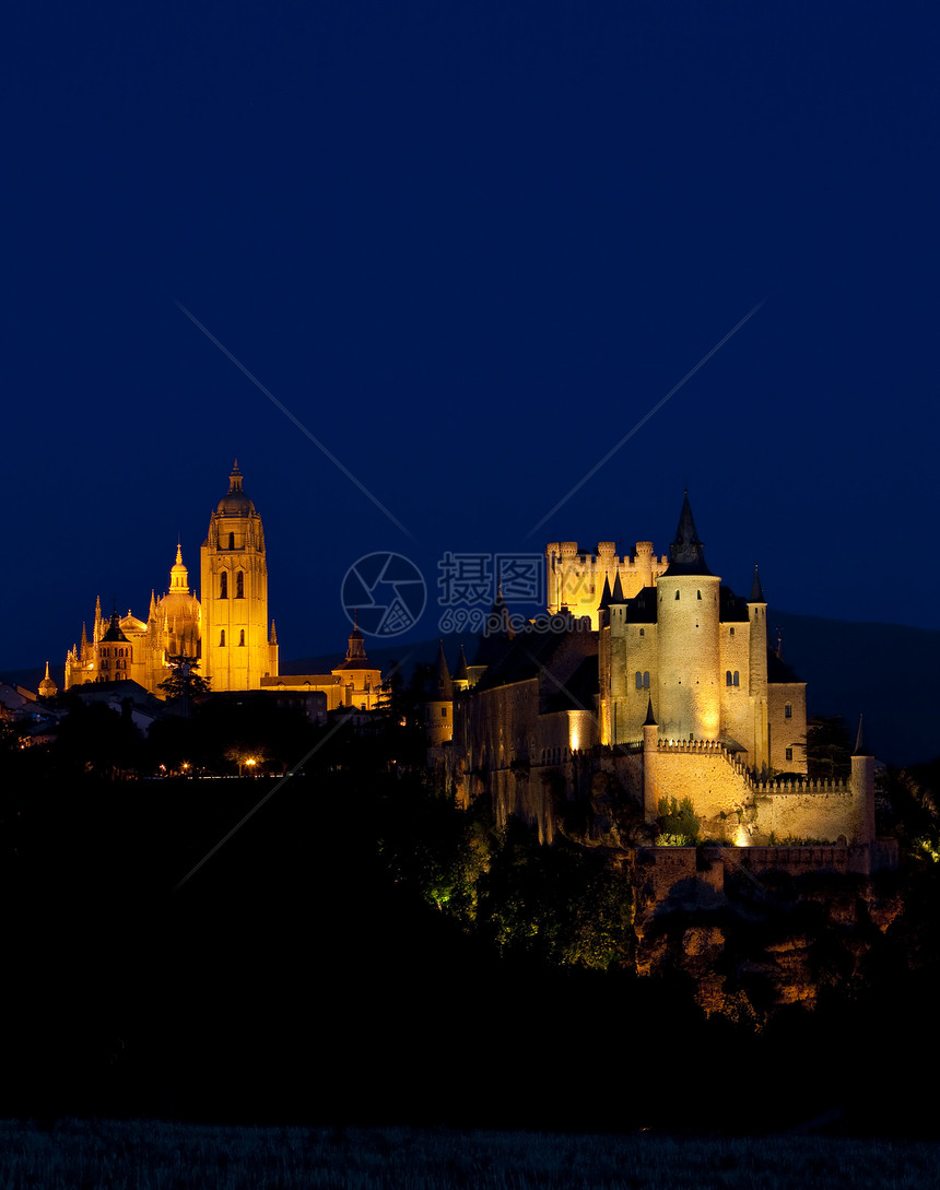 夜间塞戈维亚 西班牙卡斯蒂利亚和里昂外观教会堡垒建筑物景点世界照明工事光源小夜灯图片