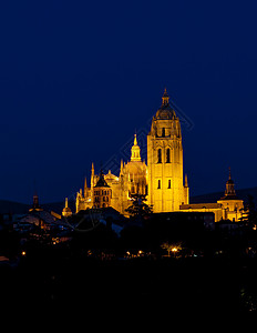 夜间塞戈维亚 西班牙卡斯蒂利亚和里昂历史气氛夜景旅行世界精神大教堂世界遗产小夜灯教会背景图片