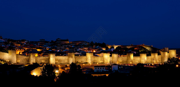 夜晚的阿维拉 西班牙卡斯蒂利亚和里昂石墙景点壁垒历史小夜灯夜灯建筑世界遗产景观照明背景图片