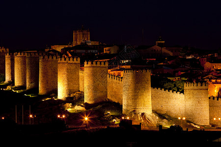 夜晚的阿维拉 西班牙卡斯蒂利亚和里昂外观石墙建筑物景观小夜灯夜景世界遗产壁垒历史夜灯背景图片
