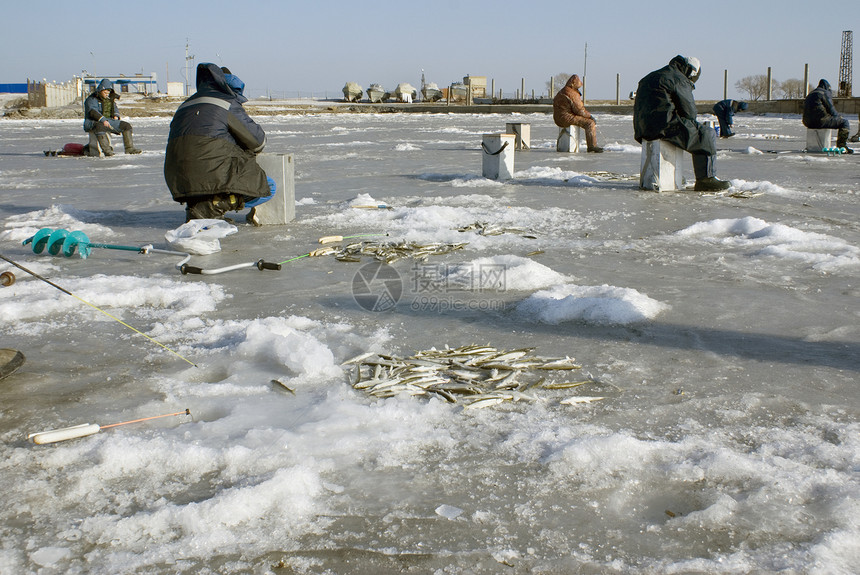 冬季渔获量成人螺旋活动季节男人衣服生存男性病人地平线图片
