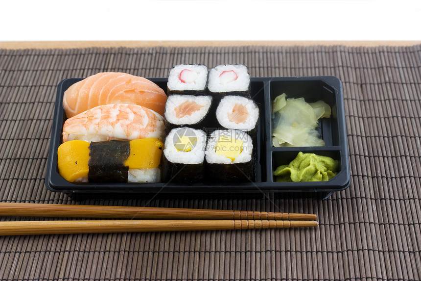 日本寿司餐厅食物筷子鱼片大豆午餐用餐美食海鲜文化图片