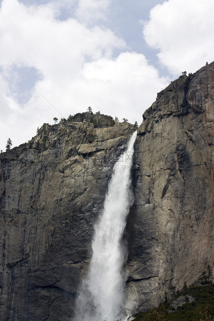 叶西米特瀑布石头旅游草地山脉花岗岩环境公园旅行风景悬崖图片