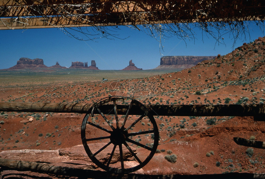 古迹谷游客手套沙漠土地侵蚀干旱图片