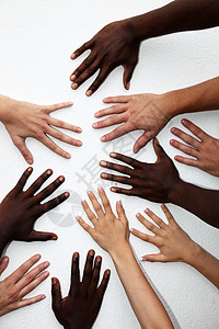 多种族群体许多不同国籍的人的手举过双手背景