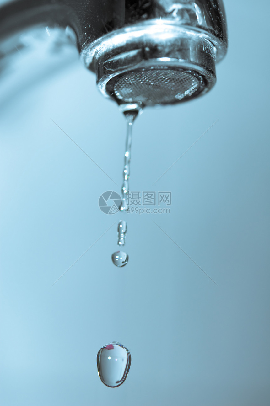 水滴宏观卫生水龙头流水蓝色合金液体饮用水龙头图片
