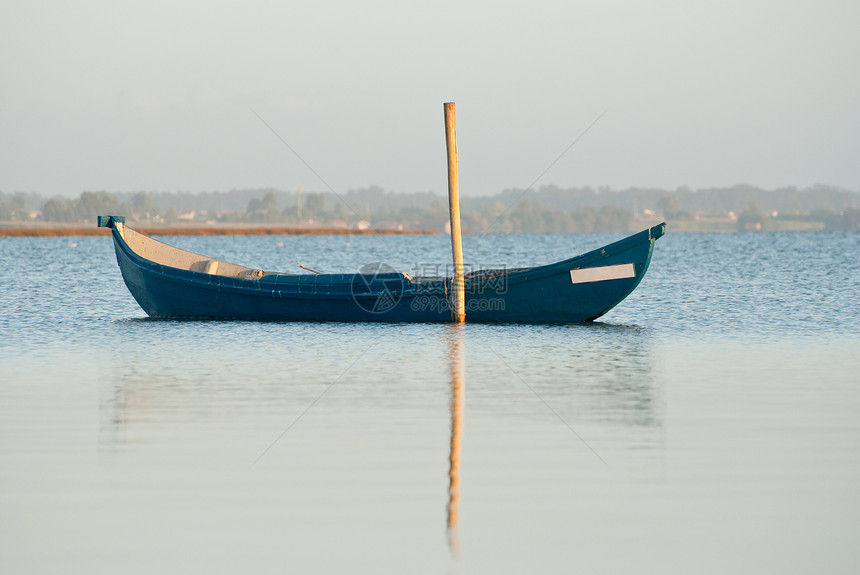 传统捕鱼船海浪码头反射蓝色钓鱼图片