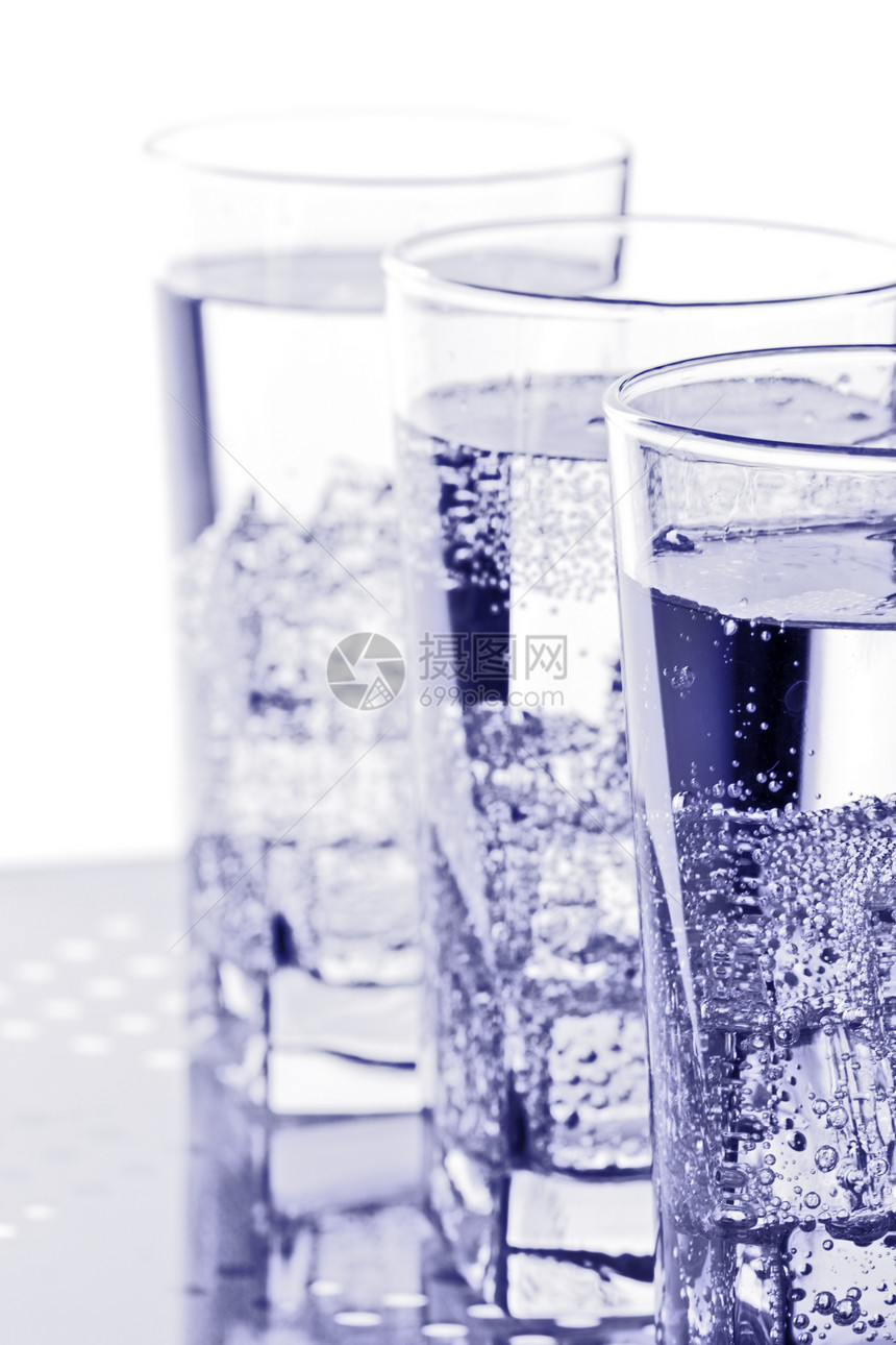三杯冷水三杯蓝色宏观液体玻璃反射气泡白色酒精食物立方体图片