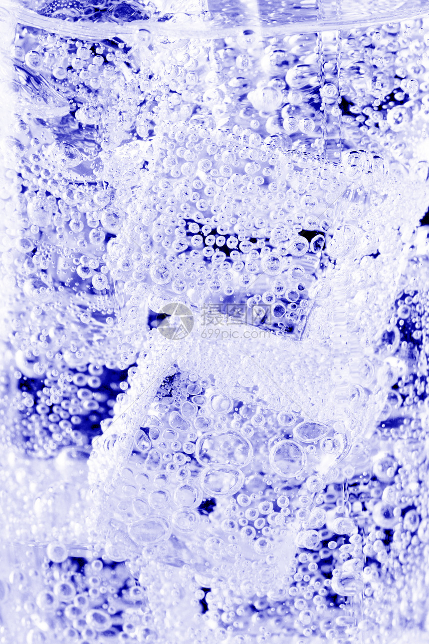 冰块和水泡玻璃液体立方体蓝色反射宏观食物气泡酒精白色图片