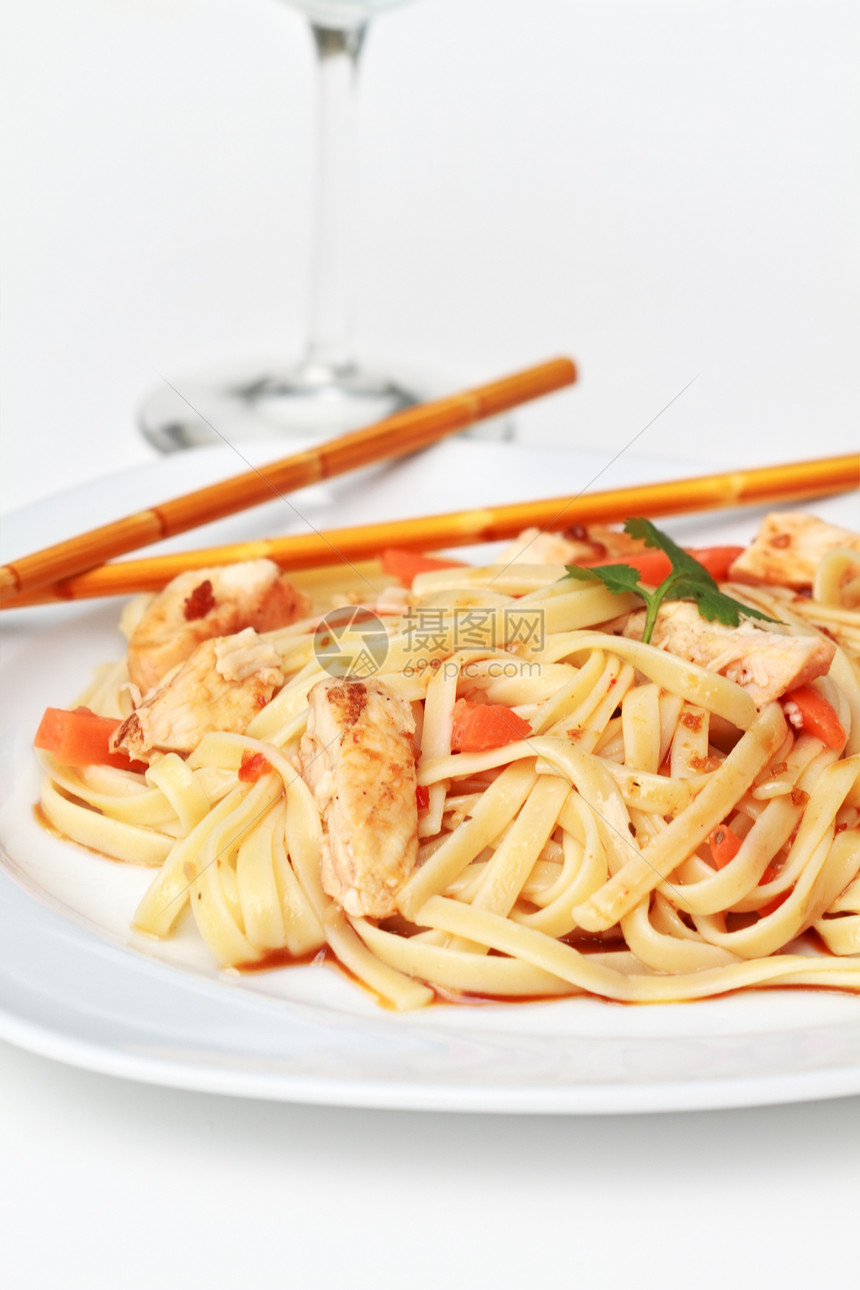 亚洲鸡肉意大利面烹饪午餐盘子筷子竹子主菜蔬菜美食家禽萝卜图片