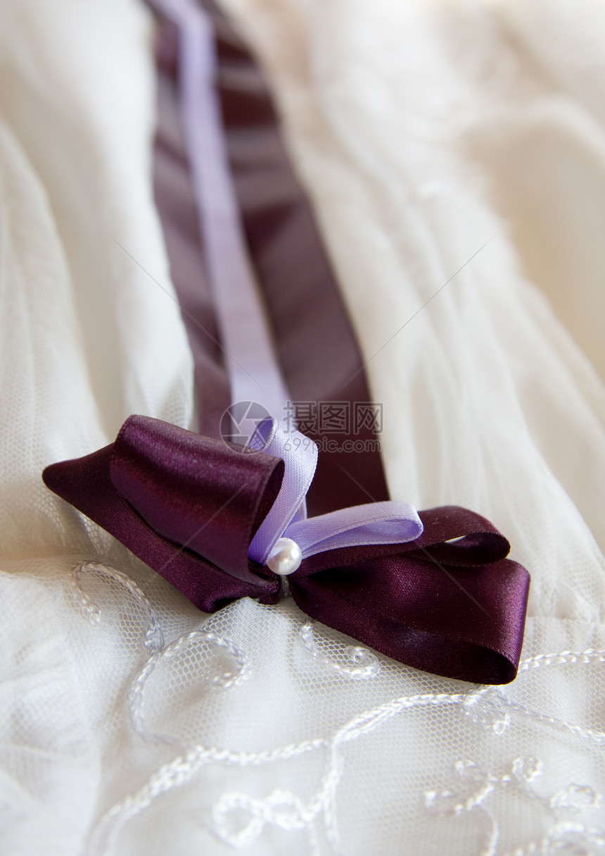 基督教礼服古董仪式丝带领带蕾丝童年丝绸裙子紫色珍珠图片