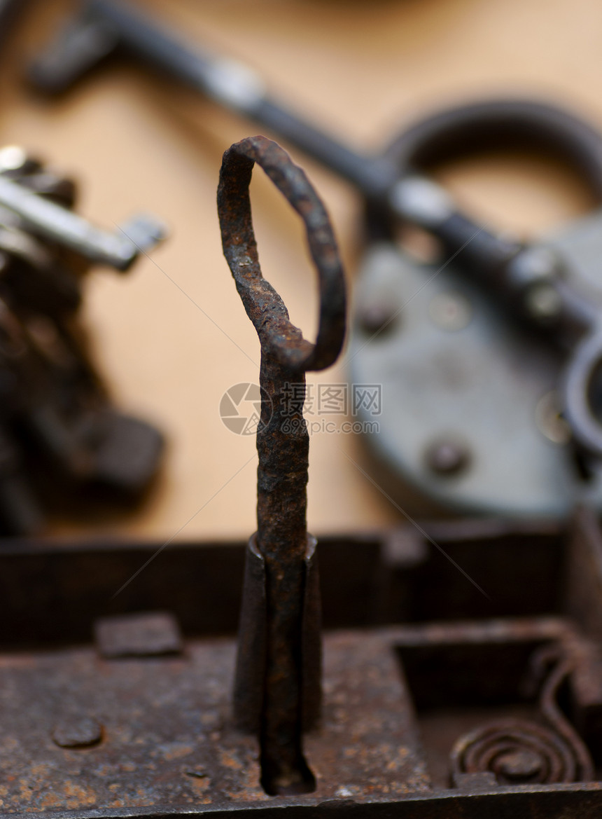 老旧锁和密钥腐蚀棕色古董钥匙安全金属图片