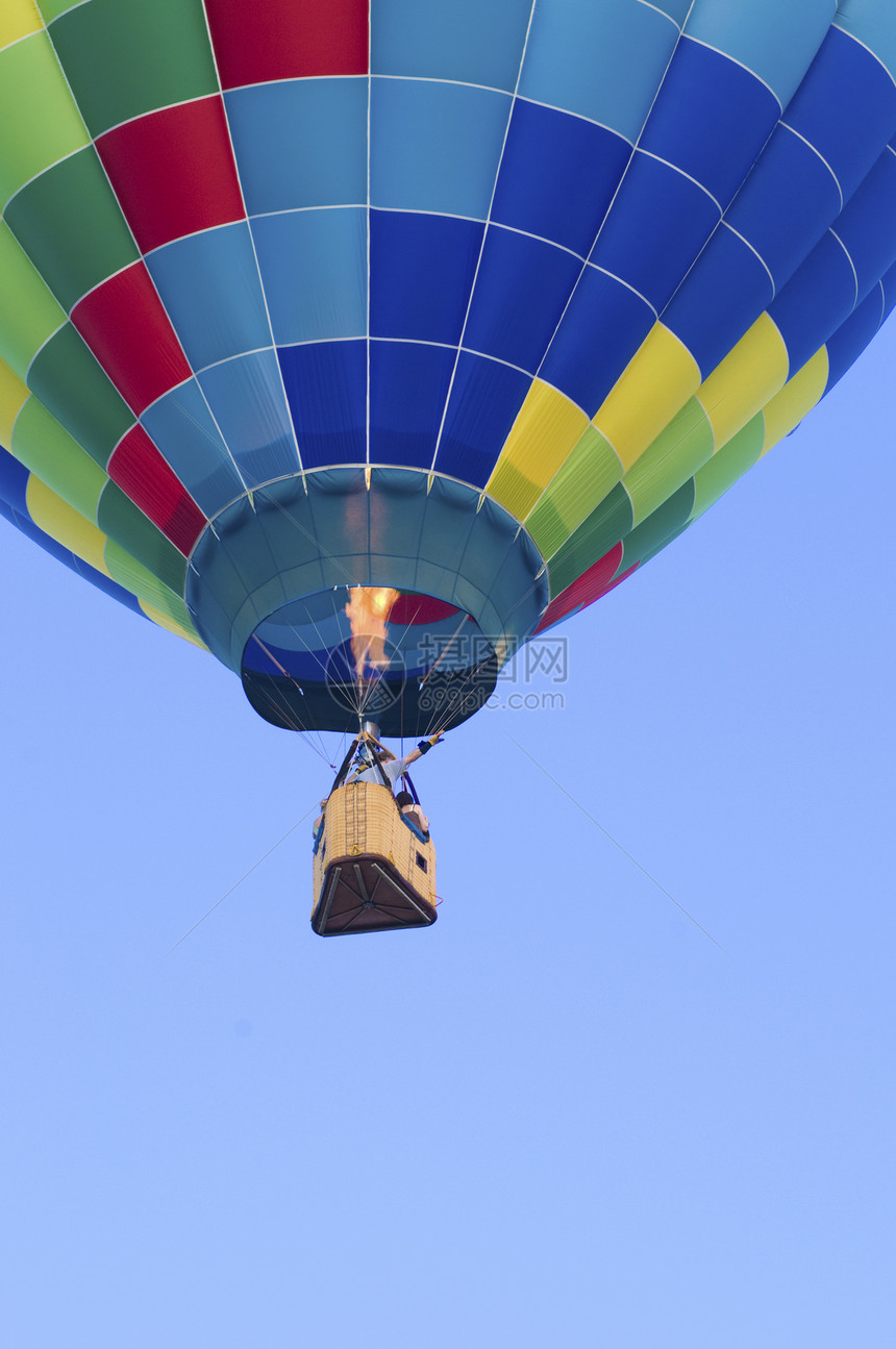 热空气气球漂浮在Gondola和的视野中图片