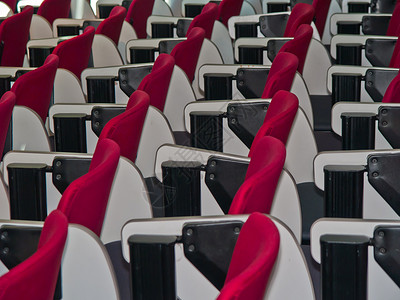 会议室的红椅子列成一条线背景图片