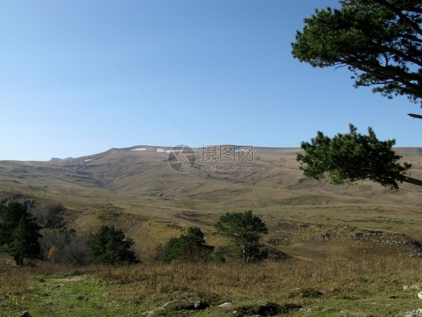 腊果纳基高原植被高山斜坡天空背景距离一条路线剪影全景植物群图片