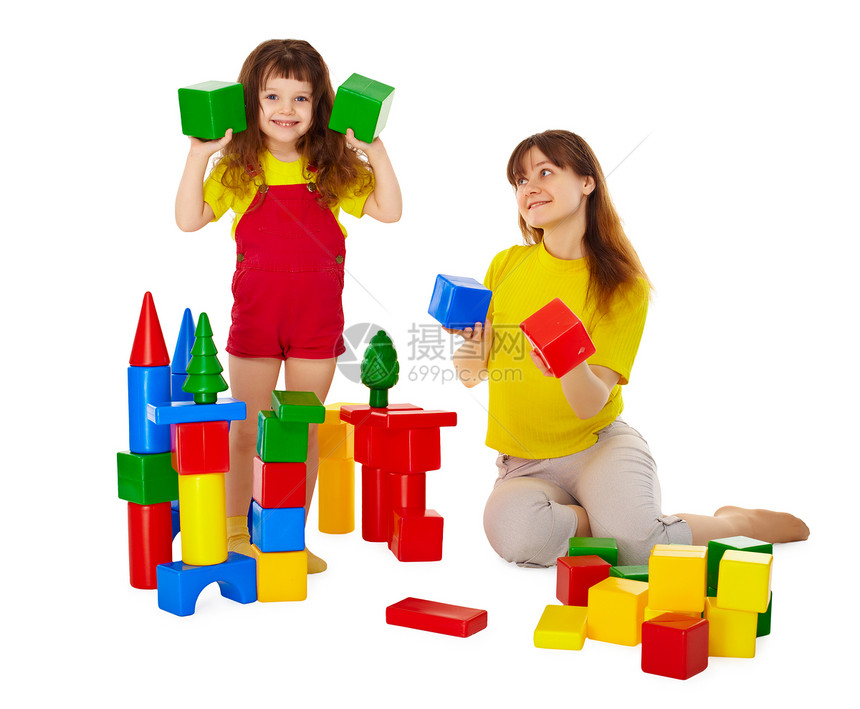 母亲和女儿玩砖块图片
