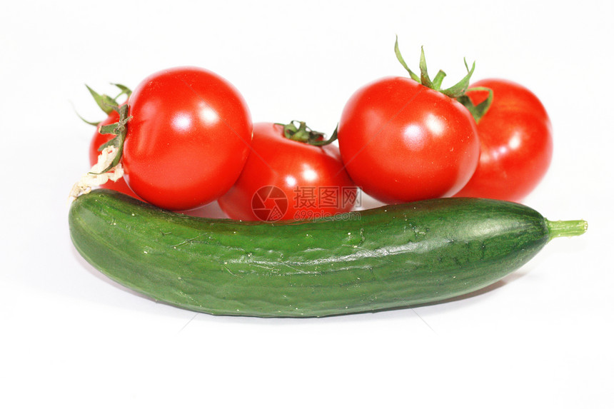 白色背景的新鲜黄瓜和西红柿图片