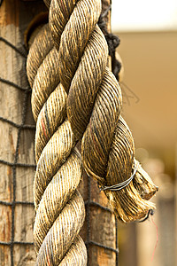 一条老旧厚厚的黄麻绳背景图片