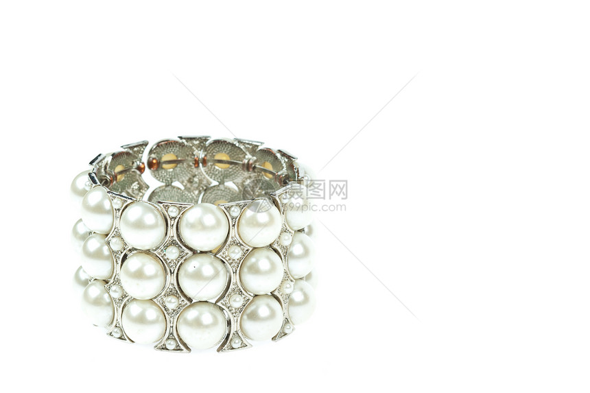 白色背景上孤立的手镯文化风俗古董珠宝戒指女性财富宝石金属宏观图片