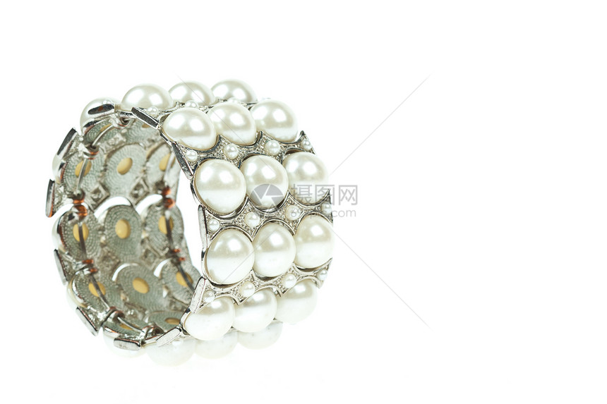 白色背景上孤立的手镯文化珠宝财富金属圆圈团体魅力宝石礼物女性图片