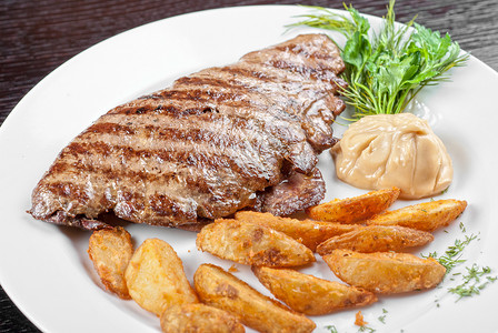 果汁牛肉牛排土豆木头盘子鱼片食物牛肉炙烤午餐绿色植物用餐图片