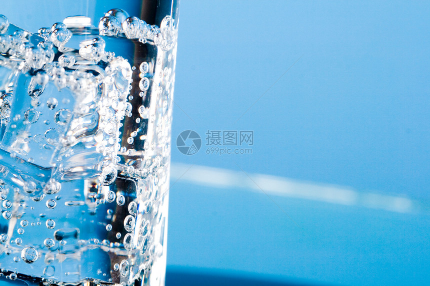 有冰水的玻璃杯反射融化宏观气泡酒精茶点液体桌子食物蓝色图片
