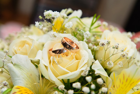 婚前花束浪漫仪式戒指白色新人婚礼庆典新娘玫瑰背景图片