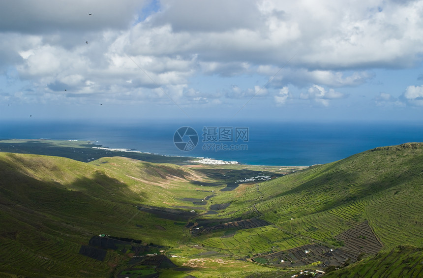 绿河谷阳光晴天假期爬坡天空高地旅行农村波浪岛屿图片