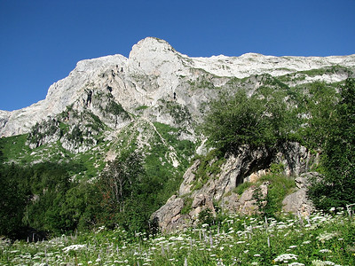 高山木头岩石山丘树木风景背景解脱天空距离旅行高清图片