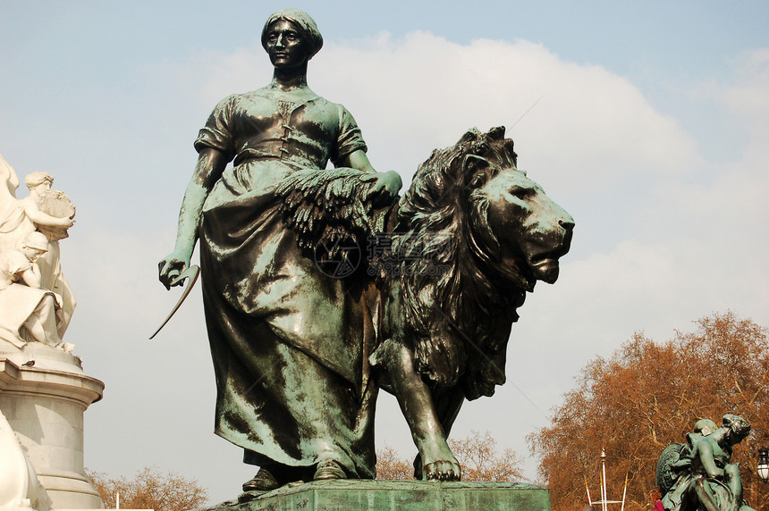 维多利亚皇后在白金汉宫外的纪念碑狮子公园天空骑士肌肉蓝色石头女士版税力量图片