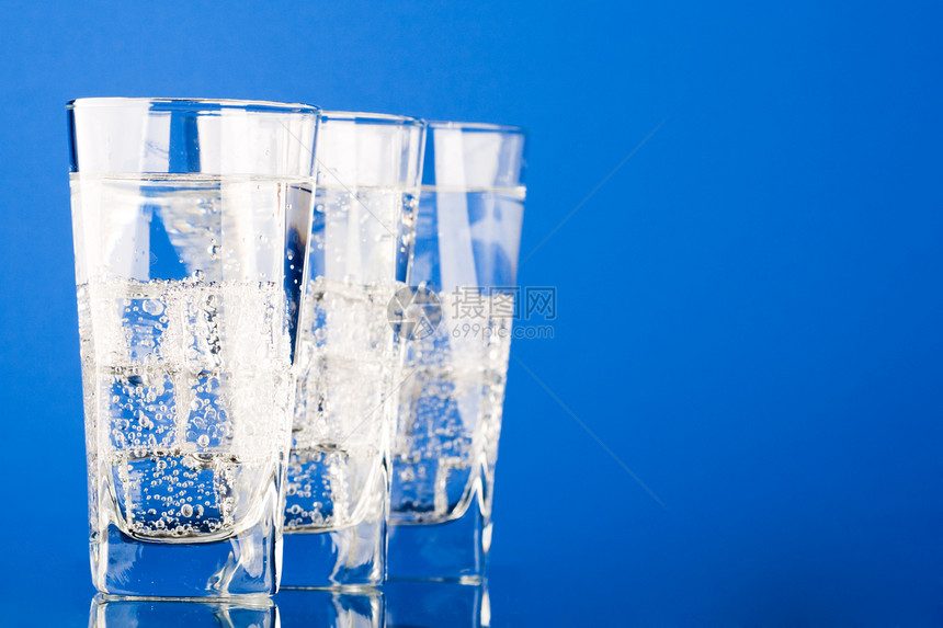 三杯冷水三杯蓝色茶点酒精玻璃食物气泡液体白色反射立方体图片