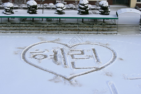 雪上的爱绘画雪花白色感情地面背景图片