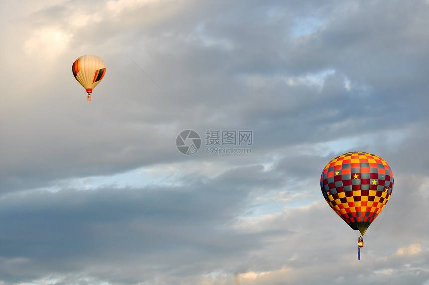 雷诺热气球赛气球篮子天空航空红色日落白色运输季节性空气图片