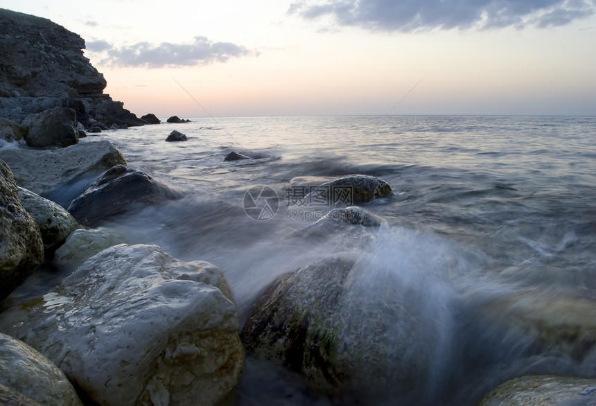 黑海卵石天空荒野海滩阳光海景太阳假期岩石地平线图片