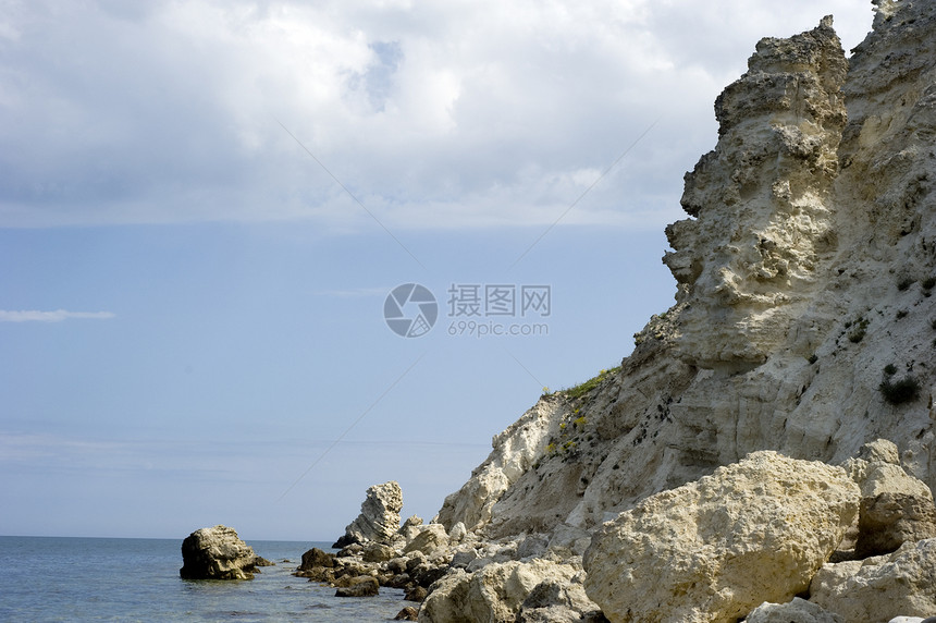 扬古尔太阳海岸线云景蓝色地平线岩石海浪巨石假期阳光图片