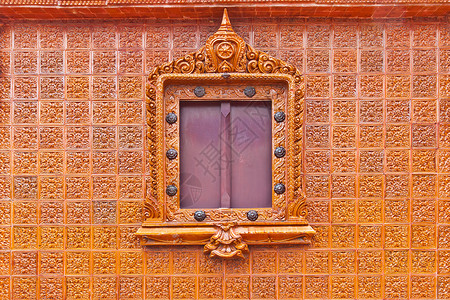 在泰国寺庙的玻璃瓷砖背景上的窗口建筑场地反射自由创造力天空风景窗户建筑学大厅背景图片