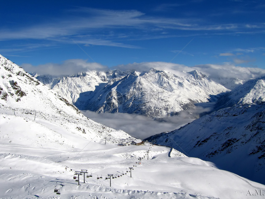 冬季山城市旅行场景天际地形蓝色天空山脉风景顶峰图片