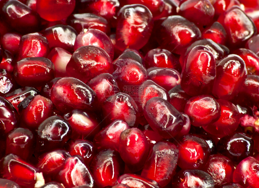 红色多汁 成熟的石榴树frui粮食石榴红宝石植物宏观果汁水果花岗岩美食种子图片