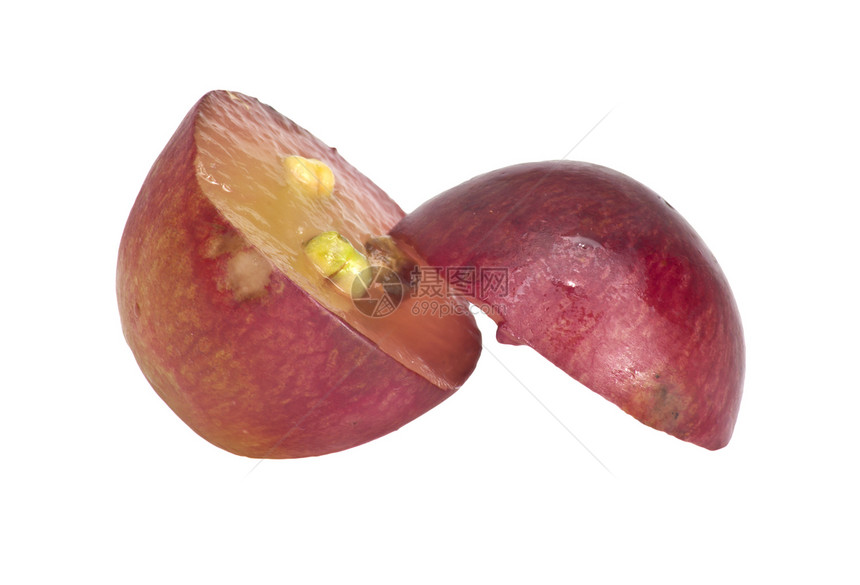 红色葡萄水果的半透明切片 在白色上隔开肉质绿色粮食圆圈纤维食物宏观黄色种子静脉图片