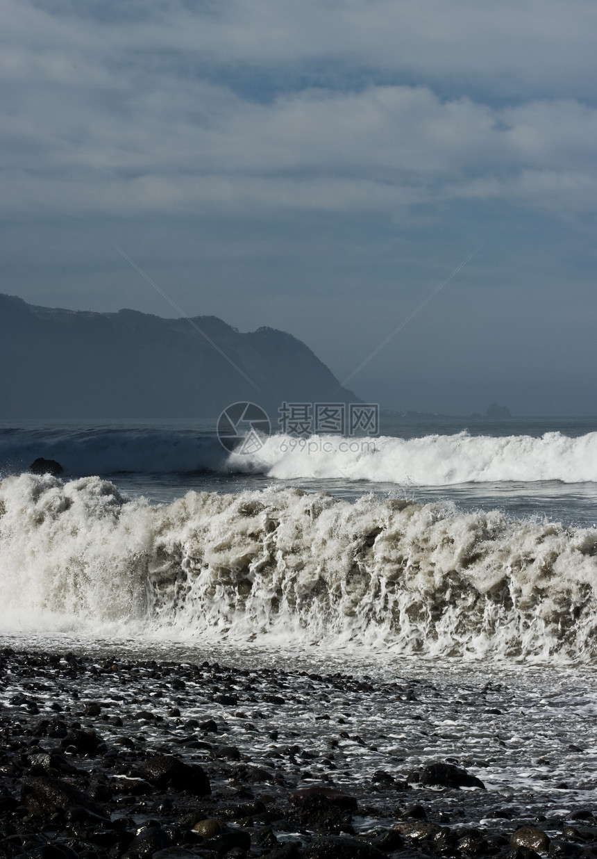 暴风波海滩岩石飞溅滚动海洋海岸线力量海浪休息天空图片