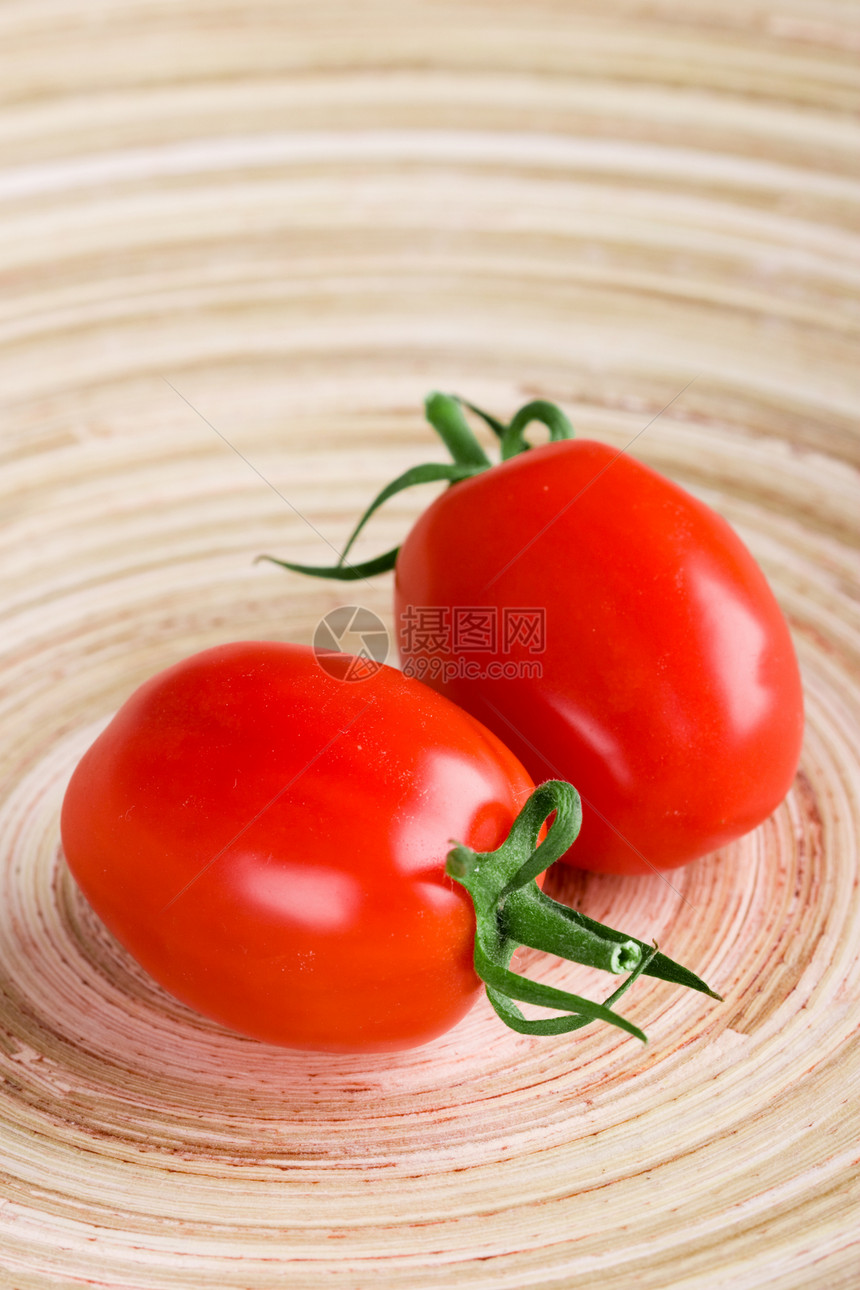 两西红番茄宏观水果美食圆形植物绿色红色蔬菜叶子木头图片
