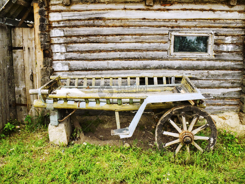 旧木车栅栏大车木头窗户房子日志车轮图片