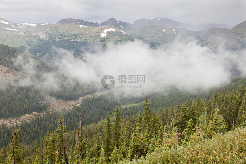 洛基山谷森林风景岩石云杉绿色阴霾图片