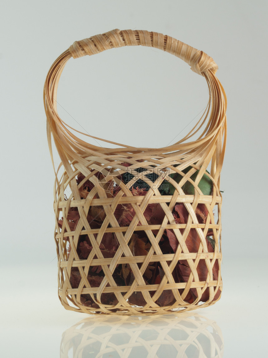 白背景孤立的螺旋篮子手工乡村夹板纤维礼物柳条棕褐色购物轮缘全柳图片