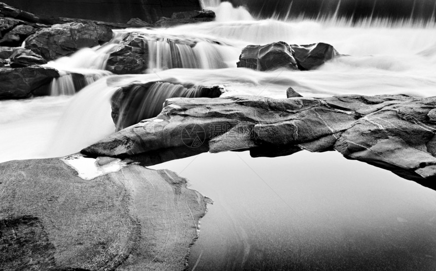 黑白瀑布溪流远足岩石明信片花园环境园艺公园森林石头图片