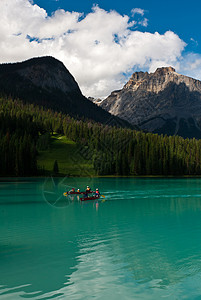 山湖悠翠美丽的山湖假期旅游独木舟蓝色桨手季节国家生态漂浮反射背景