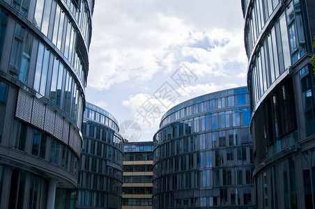 现代建筑玻璃办公室晴天商业背景图片