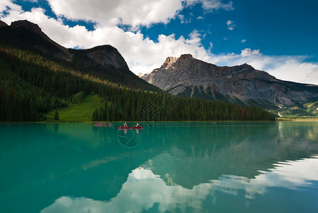 山湖悠翠美丽的山湖森林季节漂浮山脉蓝色旅游国家皮艇公园生态背景