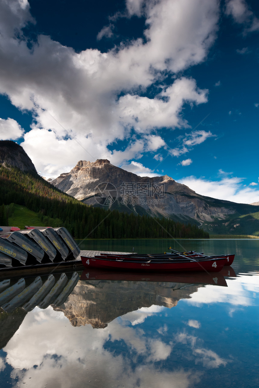 美丽的山湖森林公园皮艇镜子游客漂浮反射旅游假期高山图片