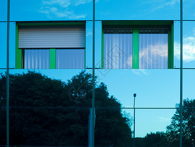 反思建设城市建筑清洁度环境办公室蓝色反射镜像绿色感慨背景图片